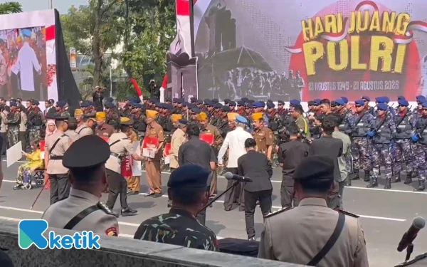Foto Pemberian penghargaan kepada para veteran perang di Perayaan Hari Juang Polri, Kamis, 21 Agustus 2025. (Foto: Khaesar/Ketik)