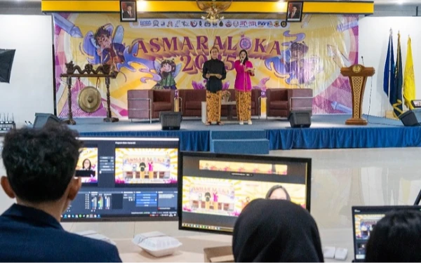 Foto Potret proses di belakang layar kegiatan PKKMB Asmaraloka Fakultas Bahasa dan Seni (FBS).
(Foto: Instagram/@official_unesa)