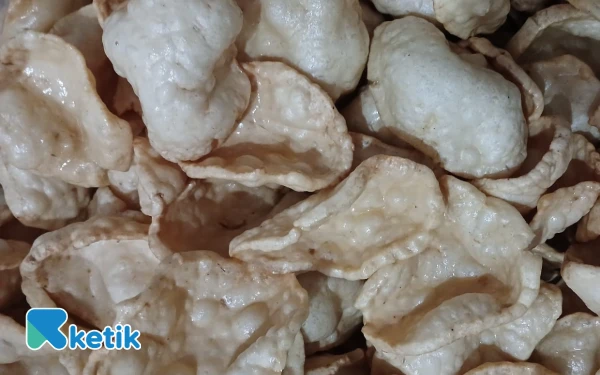 Foto Kerupuk puli setelah digoreng dan sedang dalam proses penirisan sebelum dibungkus. (Foto: Dia Vionita Herlina/Ketik)