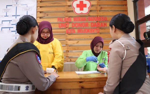 Foto pemeriksaan tensi darah oleh petugas PMI Kota Mojokerto ( foto : Humas Polres Mojokerto Kota )