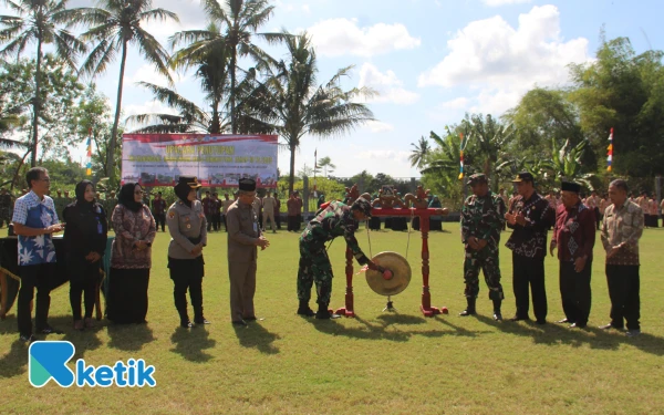 Foto Pemukulan gong  menandai penutupan pelaksanaan TMMD Sengkuyung Tahap III Tahun 2025, Kodim 0732/Sleman. (Foto: Pendim 0732/Sleman for Ketik)