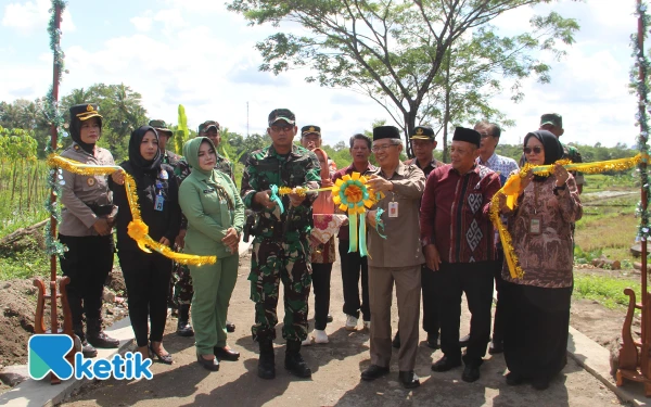 Foto Dandim 0732/Sleman, Letkol Inf Yusuf Prasetyo, dan Sekda Sleman Susmiarto, Kamis 21 Agustus 2025 meresmikan jalan hasil TMMD, secara simbolis 
dengan pemotongan pita. (Foto: Pendim 0732/Sleman for Ketik)