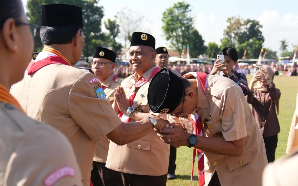 Foto Penyematan penghargaan Lencana Darma Bakti bagi Bupati/Wabup Sleman dilakukan langsung oleh Gubernur DIY Sri Sultan HB X didampingi Ketua Kwarda DIY Kak GKR Mangkubumi. (Foto: Prokopim Sleman for Ketik)