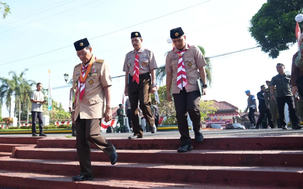 Foto Gubernur DIY Sri Sultan Hamengku Buwono X.(depan), Ketua Majelis Pembimbing Daerah (Mabida) Gerakan Pramuka DIY. (Foto: Prokopim Sleman for Ketik)
