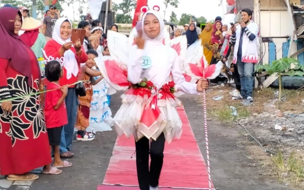 Foto Penampilan salah satu peserta dalam karnaval HUT RI ke 80, Minggu, 17 Agustus 2025