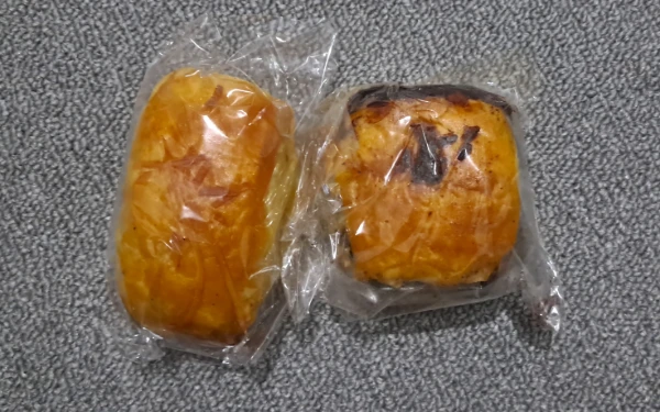 Foto Bolen D'Vina varian pisang keju (kiri) dan cokelat (kanan) (Foto: Adiybah Fawziyyah/Ketik)