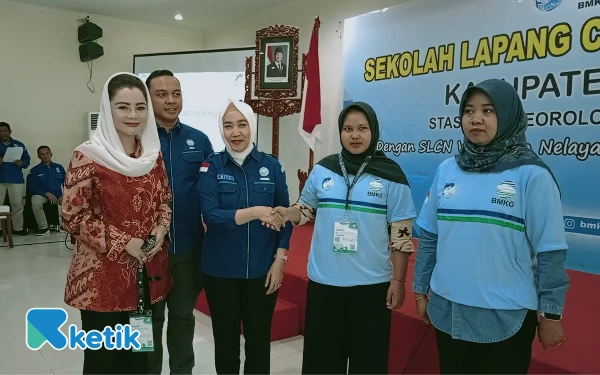 Foto Plt BMKG Dwikorita didampingi Anggota DPR RI, Novita mengalungkan tanda peserta SLCN. (Foto: Nani Eko/Ketik)