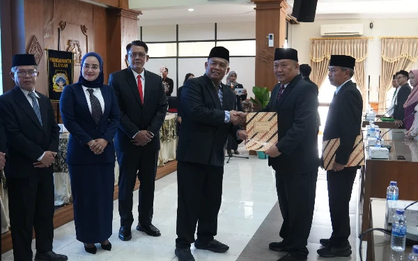 Foto Bupati Sleman menyerahkan SK kepada
Edy Nugroho sebagai Direktur Perusahaan Umum Daerah Air Minum (PDAM) Tirta Sembada Kabupaten Sleman. (Foto: Prokopim Sleman for Ketik)