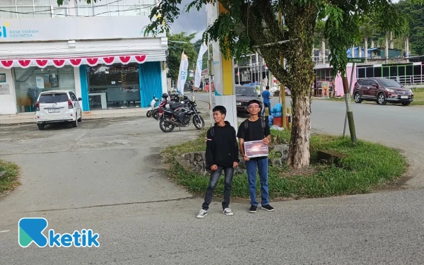 Foto Anggota OSIS SMA Negeri 3 Sinabang saat penggalangan dana di Simpang Lampu Merah Bank BSI Simeulue, Jumat 22 Agustus 2025 (Helman/Ketik)