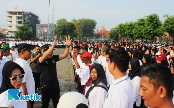 Foto Bupati Sidoarjo Subandi dan Sekda Fenny Apridawati berada di antara ribuan calon PPPK yang sedang berbahagia. (Foto: Fathur Roziq/Ketik.com)
