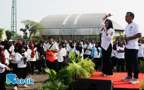 Foto Sekda Fenny Apridawati dan Kepala DLHK Bahrul Amiq memberikan arahan kepada ribuan pegawai. (Foto: Fathur Roziq/Ketik.com)