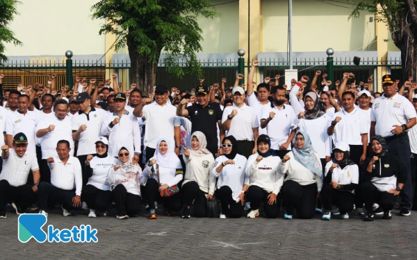 Foto Bupati Sidoarjo Subandi dan kepala-kepala organisasi perangkat daerah (OPD) Pemkab Sidoarjo berfoto bersama ribuan calon PPPK. (Foto: Fathur Roziq/Ketik.com)