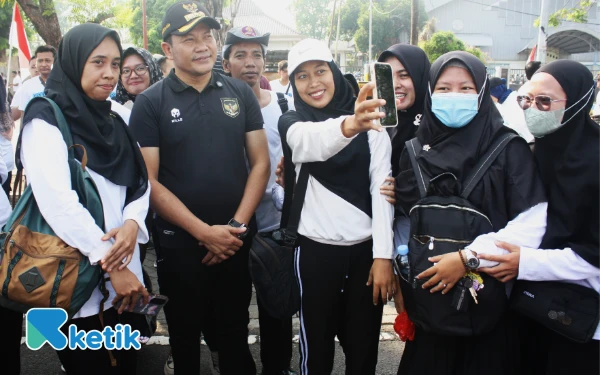 Foto Para calon tenaga non-ASN meminta foto bersama Bupati Subandi setelah apel besar di parkir timur GOR Delta Sidoarjo. (Foto: Fathur Roziq/Ketik.com)