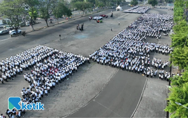 Foto Ribuan calon PPPK mengikuti apel besar di parkir timur GOR Delta pada Jumat pagi (22 Agustus 2025). (Foto: Kominfo Sidoarjo)