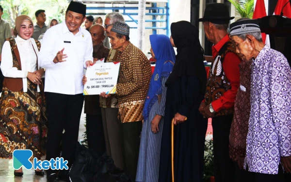 Foto Bupati Sidoarjo Subandi dan anggota Komisi E DPRD Jatim yang juga istrinya, dr  Sriatun Subandi, menyerahkan bantuan sosial untuk lansia di Pendapa Delta Wibawa. (Foto: Fathur Roziq/Ketik.com)