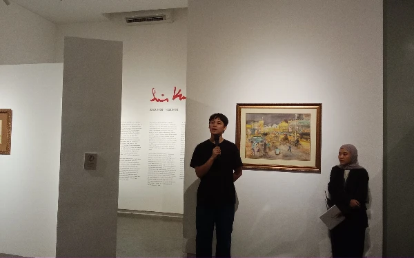 Foto Sambutan oleh Direktur Artistik Orasis, Danny Hartanto Pada Pembukaan Pameran Segue #2 : Lim Keng - Breath of Lines” pada  22 Agustus 2025