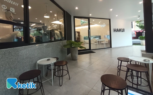 Foto Salah satu kafe modern di Jombang. (Foto: Rifat/Ketik)