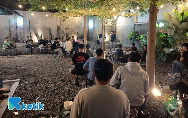 Foto Salah satu Kafe Modern di Jombang menjadi tempat berkumpul komunitas. (Foto: Rifat/Ketik)