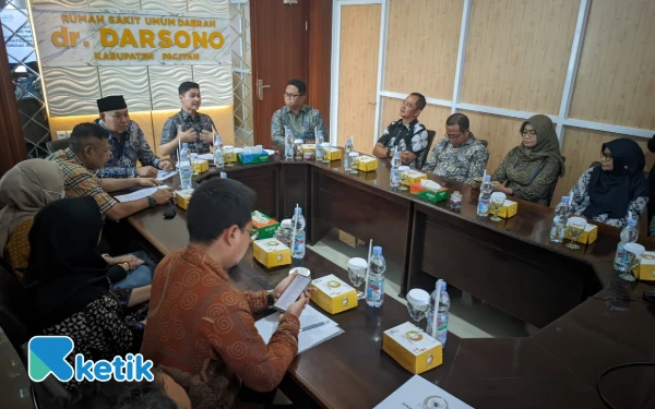 Foto Dalam kunjungan kerja ke RSUD dr. Darsono, BURT DPR RI berdiskusi dengan jajaran manajemen rumah sakit dan pemerintah daerah terkait kesiapan layanan kesehatan VVIP.