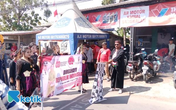 Foto Kades Gili Anyar  Maskur Budiyanto SM saat melepas peserta karnaval desanya (Foto.Ismail HS/Ketik)