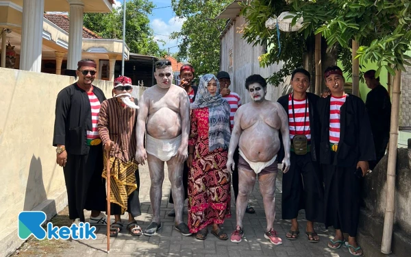 Foto Perangkat Desa dan Peserta karnaval Desa Gili Anyar (Foto.Ismail HS/Ketik)