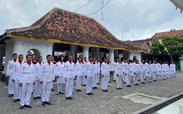 Foto Anggota Paskibraka ini merupakan perwakilan siswa-siswi terbaik dari SMA/SMK di Kapanewon Prambanan.  Mereka berhasil melaksanakan tugasnya dengan penuh ketenangan dan presisi,
(Foto: Kapanewon Prambanan for Ketik)