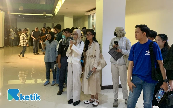 Foto Penonton teater mengantre panjang memenuhi lorong dengan antusias (Foto:Rina/Ketik)