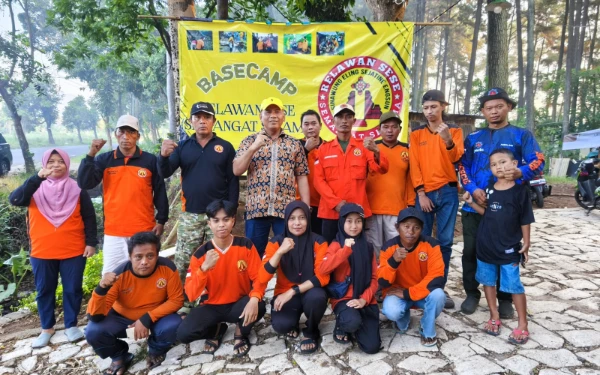 Foto cak sumardi memberikan semangat kepada relawan SESE ( foto : dokumentasi tim cak sumardi)
