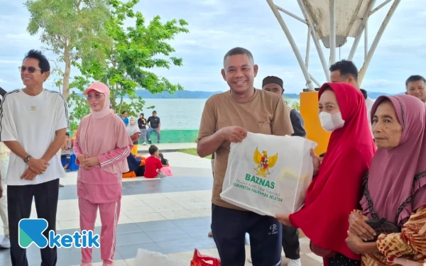 Foto Sekretaris Daerah Safiun Radjulan membagikan Bantuan (Foto: Mursal/Ketik)