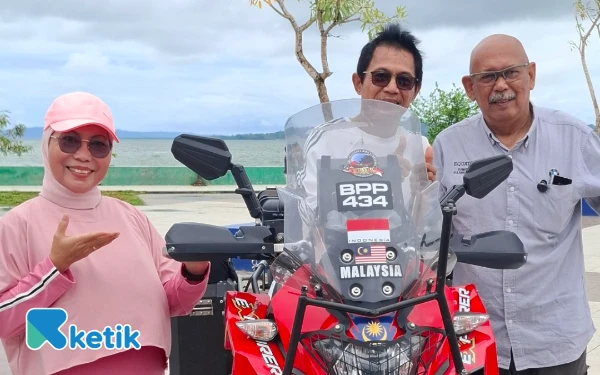 Foto Ketua GOW Halmahera Selatan Mardiana Helmi Berpose Bersama Wabup Halsel dan Zamri (Foto: Mursal/Ketik)