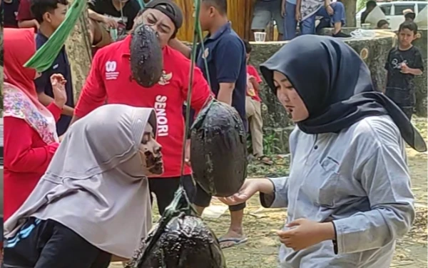 Foto Kades Banyuurip Sugiyanto dengan istrinya saat mengikuti perlombaan rakyat di kampung londho (24 Agustus 2025)(Foto Ahmad Istihar/Ketik)