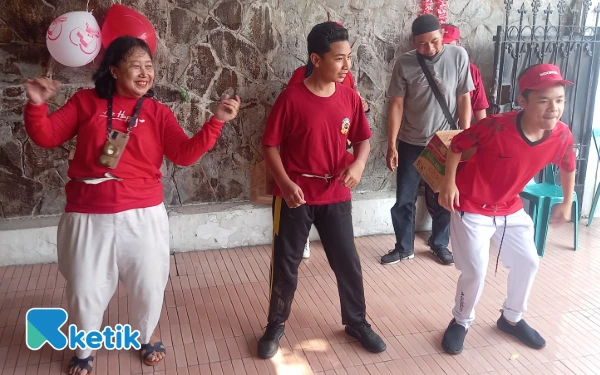 Foto Ibu RT Lory mengikuti lomba joget melawan 2 pemuda. (Foto: Sumarno/Ketik.com)
