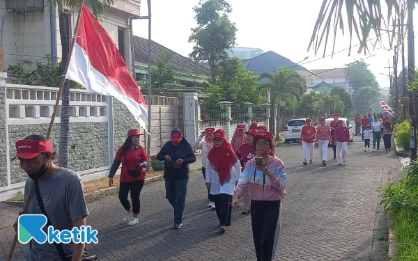 Foto Peserta jalan sehat menyusuri jalan di Perumahan Jemursari Utara, Surabaya. (Foto: Sumarno/Ketik.com)