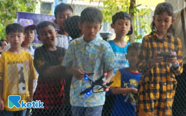 Foto Sejumlah anak menerbangkan drone di sela  kegiatan bertajuk “Drone Kids Day” yang digelar Drone Kids Academy di Surabaya Town Square, Minggu, 24 Agustus 2025. (Foto: Fiqih Arfani/Ketik)