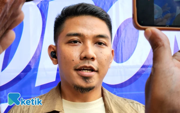 Foto CEO Drone Kids Academy Danang Firmansyah saat memberi keterangan pers di sela kegiatan bertajuk “Drone Kids Day” di Surabaya Town Square, Minggu, 24 Agustus 2025. (Foto: Fiqih Arfani/Ketik)