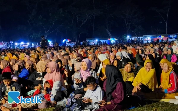 Foto Ribuan jamaah hadiri Pengajian Akbar dan Kalikuning Bershalawat di Lapangan Dembleng, Tulakan, Pacitan, Minggu (24/8/2025) malam.