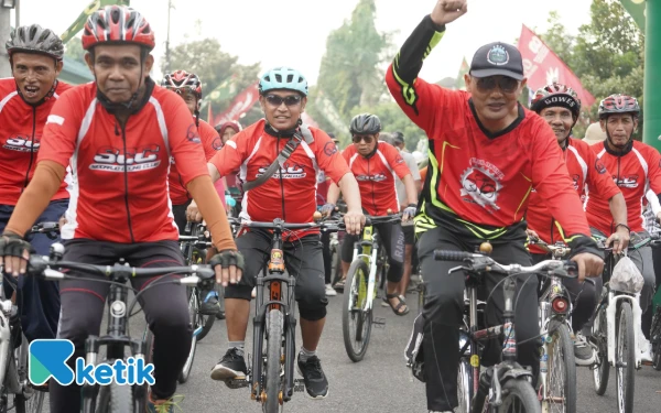 Foto Para peserta fun bike Kodim 0816/Sidoarjo bersemangat mengayuh sepeda pada Minggu pagi (24 Agustus 2025). (Foto: Kominfo Sidoarjo)