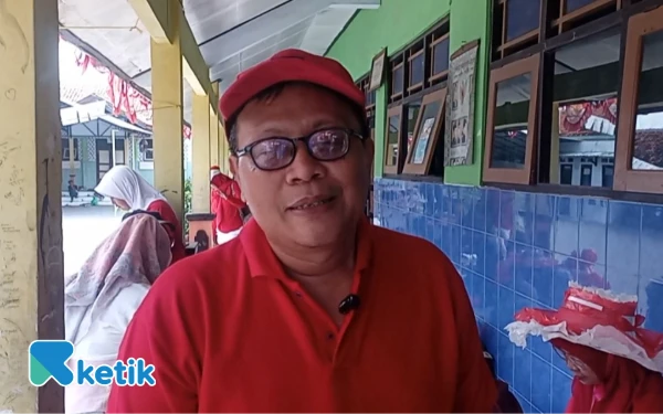 Foto Ketua RW 013 Kelurahan Mulyoharjo, Abdul Karim saat diwawancara usai mengikuti karnaval (Foto: Slamet/Ketik)