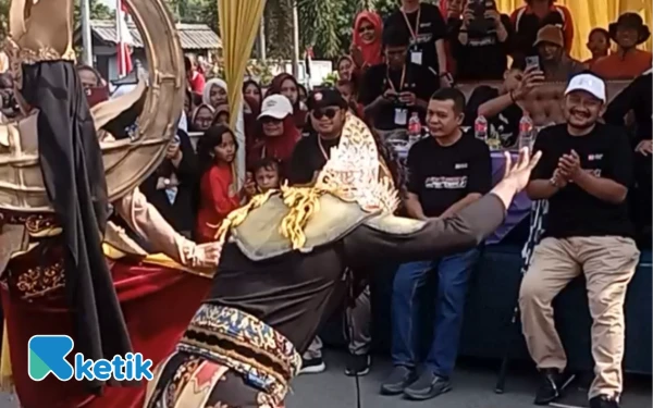 Foto Performa Peserta karnaval RW 13 saat di depan panggung kehormatan, disaksikan langsung oleh Bupati Pemalang Anom Widiyantoro (Foto: Slamet/Ketik)