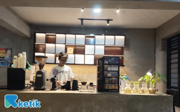 Foto Salah satu kafe modern di Jombang. (Foto: Rifat/Ketik)