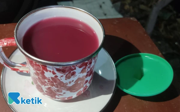 Foto Segelas wedang jahe merah yang disajikan secara hangat. 
(Foto: Michelle Gabriela/Ketik)