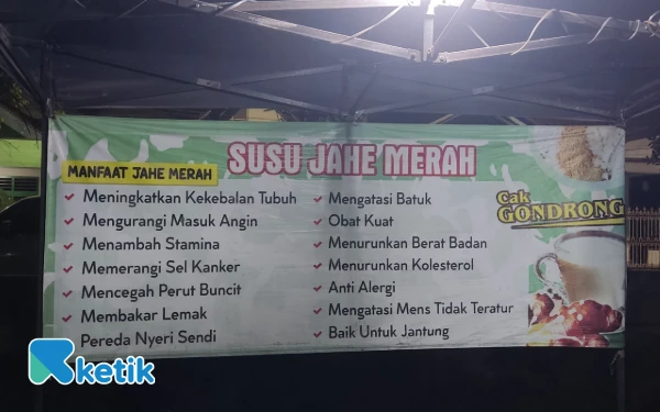 Foto Banner warung Susu Jahe Merah Cak Gondrong yang berisikan manfaat jahe merah. 
(Foto: Michelle Gabriela/Ketik)