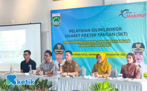 Foto Kepala Disperindag Kabupaten Malang, Fuad Fauzi menyampaikan sambutan pelatihan Giling Rokok Sigaret Kretek Tangan (SKT) di Hotel Grand Miami Kepanjen, Senin 25 Agustus 2025. (Foto: Sholeh/Ketik)