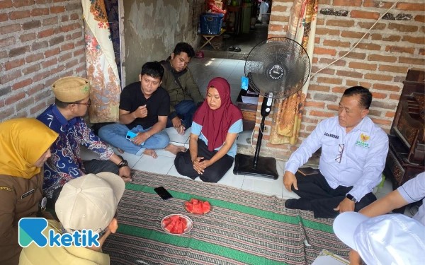 Foto Ketua DPRD Sidoarjo Abdillah Nasih mendengarkan cerita dari ayah dan ibu almarhumah balita Hanania Fatin Majida di rumah duka, Desa Candi Pari, Kecamatan Porong, Sidoarjo, pada Senin (25 Agustus 2025). (Foto: Ketik.com)