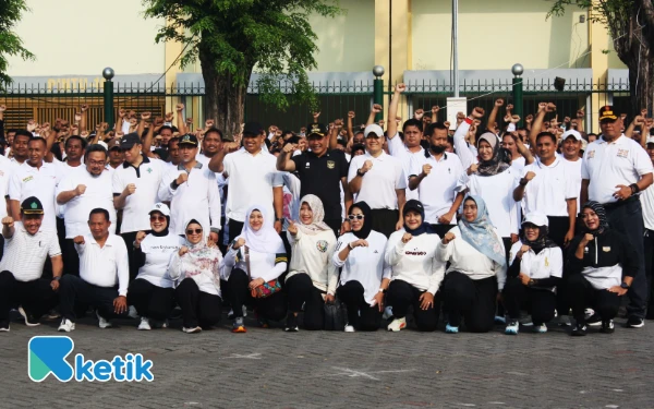 Foto Bupati Sidoarjo Subandi dan kepala-kepala organisasi perangkat daerah (OPD) Pemkab Sidoarjo berfoto bersama ribuan calon PPPK. (Foto: Fathur Roziq/Ketik.com)