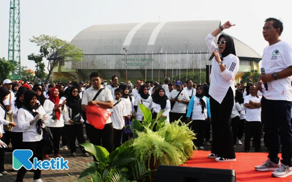 Foto Sekda Fenny Apridawati dan Kepala DLHK Bahrul Amiq memberikan arahan kepada ribuan pegawai. (Foto: Fathur Roziq/Ketik.com)