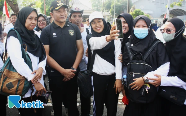 Foto Para calon tenaga non-ASN meminta foto bersama Bupati Subandi setelah apel besar di parkir timur GOR Delta Sidoarjo. (Foto: Fathur Roziq/Ketik.com)