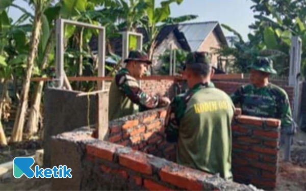Foto Anggota Kodim 0816/Sidoarjo melakukan kegiatan Karya Bakti rehab rumah tidak layak huni di Desa Gempol Klutuk, Kecamatan Tarik, Sidoarjo. (Foto: Ketik.com)