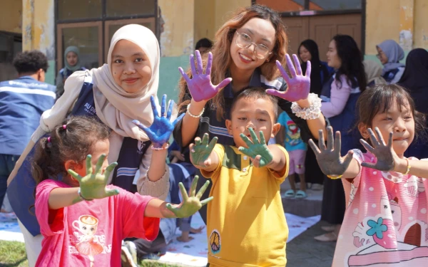 Foto Kegiatan belajar mengajar oleh mahasiswa  dalam program ITS Mengajar di SD Sawohan 2 Sidoarjo. (Foto: BEM ITS)