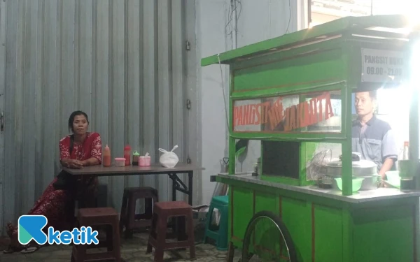 Foto Sebuah dagangan Mie Pangsit Jakarta dimana Kasmijan (kanan) sedang menyiapkan pesanan dan Suwarni (kiri) sedang menunggu pelanggan. (Foto : Sabrina Callista/Ketik).